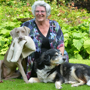 Marie-José Enders-Slegers in gezelschap van twee honden